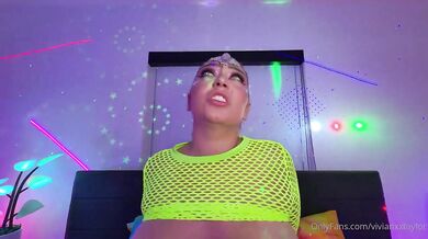 Prsatá Vivian Taylor je ošukána na neonové rave party