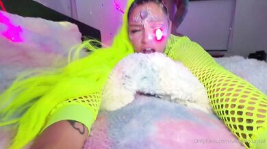 Prsatá Vivian Taylor je ošukána na neonové rave party