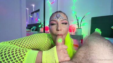 Prsatá Vivian Taylor je ošukána na neonové rave party