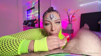 Prsatá Vivian Taylor je ošukána na neonové rave party