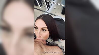 Juicy.Alison kouří ptáka svému příteli na veřejnosti