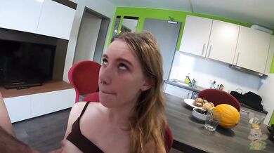 Blondýnka Maya Sinn si nechá vylízat a ošukat kundičku