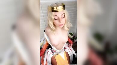 Blond amatérka Mayvisalyce masturbuje jako Mercy z Overwatch
