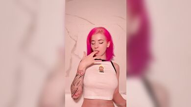 Emma Fiore s růžovými vlasy si hraje se svými velkými prsy