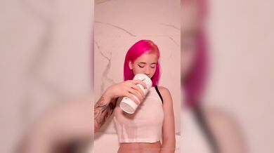 Emma Fiore s růžovými vlasy si hraje se svými velkými prsy