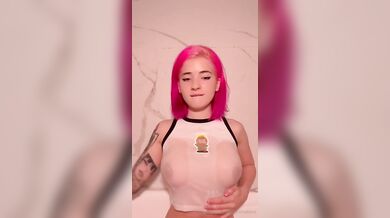 Emma Fiore s růžovými vlasy si hraje se svými velkými prsy