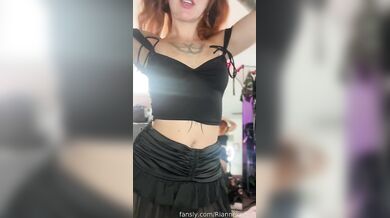 Kočka RianneKeene si dráždí a rajtuje na svém dildu