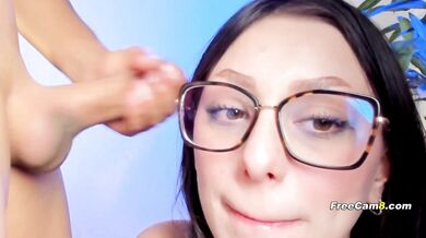 Nadržená brunetka uctívá tlustého ptáka v POV