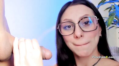 Nadržená brunetka uctívá tlustého ptáka v POV