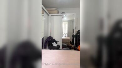JackieBabiGirl masturbuje s dildem ve vířivce