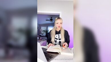 Asia Doll si to po učení rozdává se sexuální mašinou