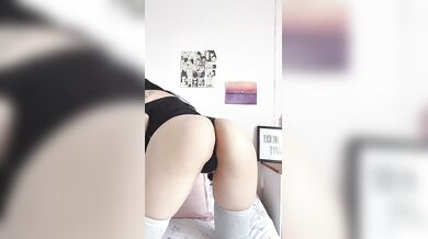 Sexy Cat Acuareelablanca masturbuje pomocí ovladače