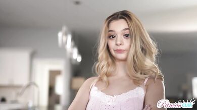 Molly Little s brýlemi tvrdě ošukaná na kulečníkovém stole
