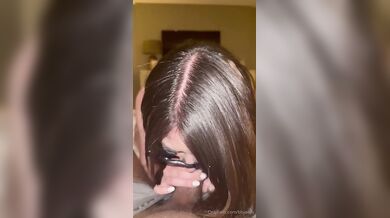 Bbyanni kouří velké černé péro jako profík