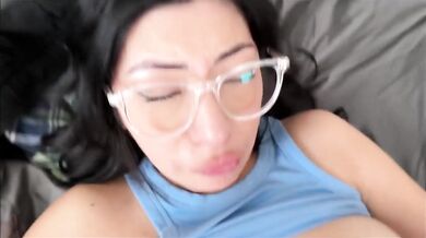 Brunetka Camistrella porovnává svou kundičku s Fleshlightem