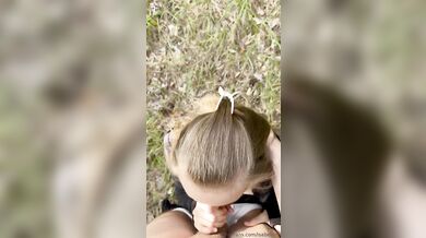 Přítelkyně Isabelxm si užívá orál venku