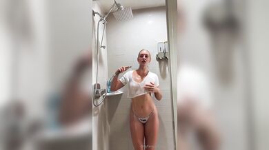 Taylor Gallo svádí ve žhavé sprchové show