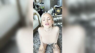 Nadržená Layna Boo jezdí na šukacím stroji na podlaze