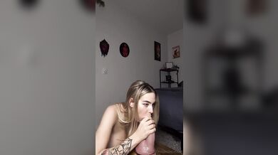 Veronika Vengeance srká a rajtuje na svém oblíbeném obřím dildu