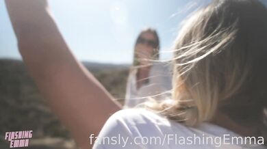 FlashingEmma a SavvySuxx si užívají nahou túru