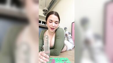 BaileyEilish si zasune skleněné dildo hluboko do kundičky