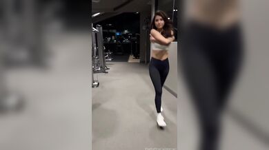 Kráska z OnlyFans Prettypinkcatwomen kouří ptáka po tréninku