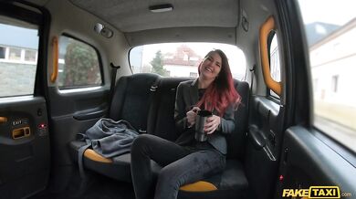 Červenovláska rajtující na taxikáři