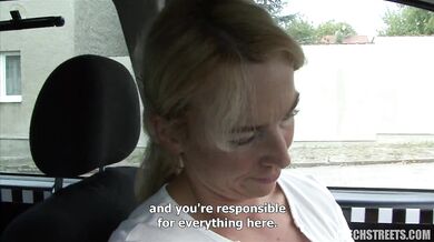Zralá blond taxikářka šukající se zákazníkem