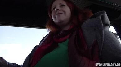 Česká MILF šuká za rychlý prachy v autobuse
