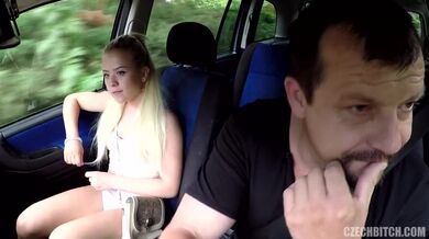 18letá blond kurvička šuká se starším chlapem v autě