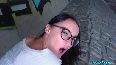 Černovláska s brýlemi šukající pod mostem za rychlý prachy!