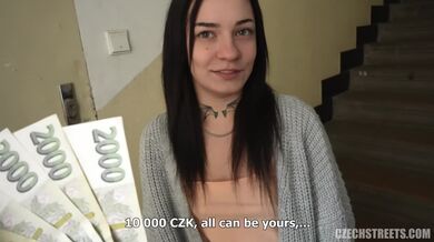 Dívka šuká za rychlý prachy s dozorem jejího strýce
