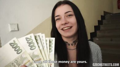 Dívka šuká za rychlý prachy s dozorem jejího strýce