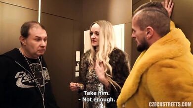 Luxusní blond kurva za všechny rychlý prachy!