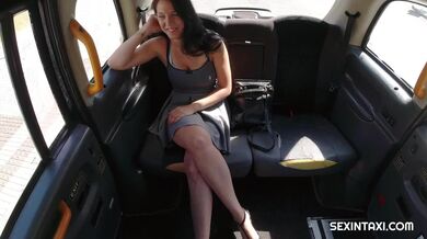 Prsatá zákaznice šuká v taxíku s taxikářem