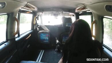 Prsatá zákaznice šuká v taxíku s taxikářem