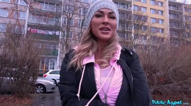 Public Agent překecá kozatou MILF k sexu v autě