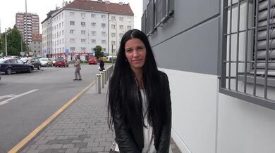 Šukačka s Eveline Dellai v lese