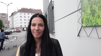 Šukačka s Eveline Dellai v lese