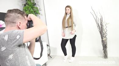 Teen blondýnka kouří na českém castingu