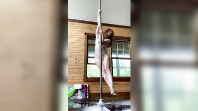 Zrzka Amy Hart twerkuje a tančí nahá u tyče