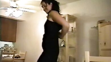 Carla se předvádí ve spodním prádle a ukazuje kundičku, než dostane creampie