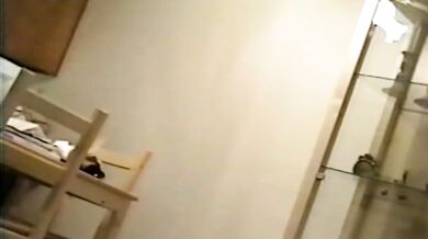 Carla se předvádí ve spodním prádle a ukazuje kundičku, než dostane creampie