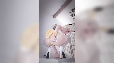 Kitty Kum se vzrušuje v sexy síťovaném kostýmu Pikachu