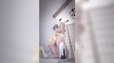 Kitty Kum se vzrušuje v sexy síťovaném kostýmu Pikachu