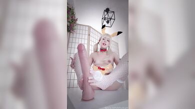 Kitty Kum se vzrušuje v sexy síťovaném kostýmu Pikachu