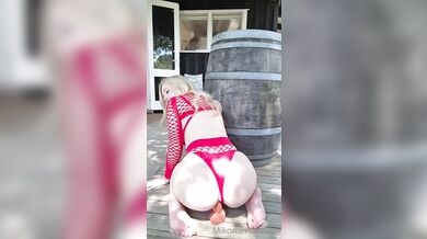 Prsatý Mikomin rajtuje na tvrdém dildu v sexy červeném prádle