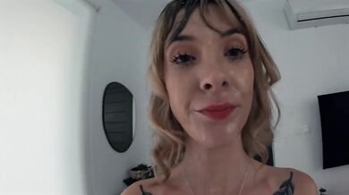 Jade Vow s brýlemi se nechá ve svém vlogu o sexu ošukat třikrát
