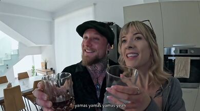 Jade Vow s brýlemi se nechá ve svém vlogu o sexu ošukat třikrát