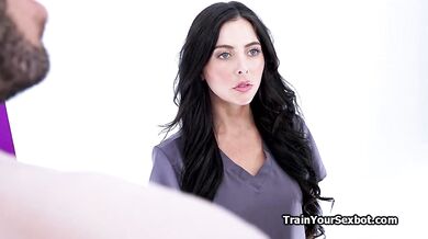 Zamiluje se do své nové fembotky a zkouší její těsnou kundičku